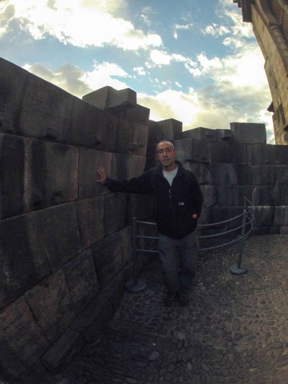 Foto em parede do Templo Mayor, no mesmo lugar de 23 anos atrás, em Cusco, no Peru